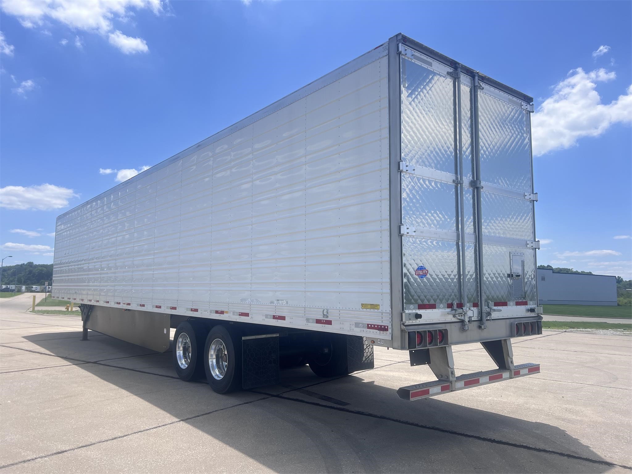 2025 UTILITY 3000R REEFER TRAILER - image 1 of 6