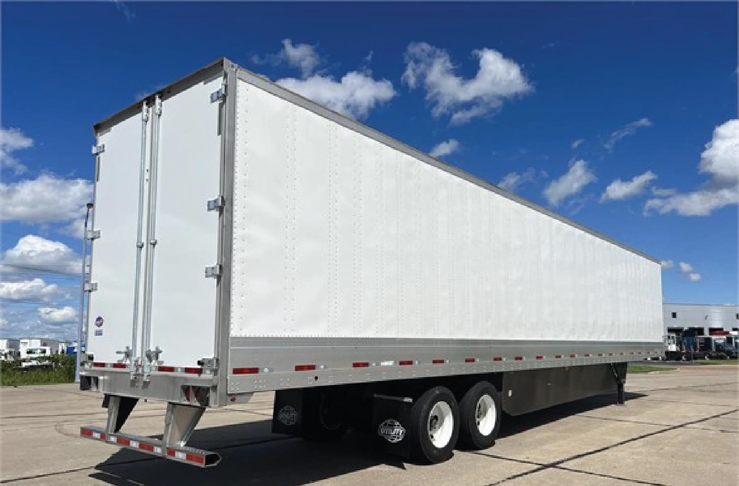 2027 UTILITY 4000D-X TBR 2027 UTILITY 4000D-X TBR - image 1 of 6