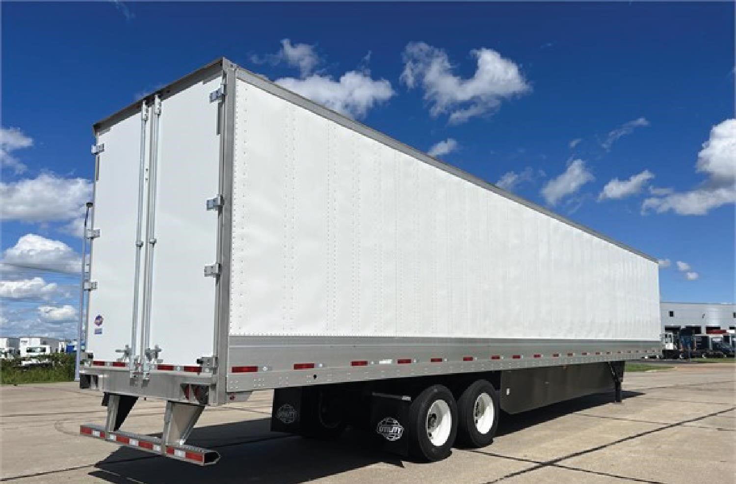 2027 UTILITY 4000D-X TBR 2027 UTILITY 4000D-X TBR - image 1 of 6